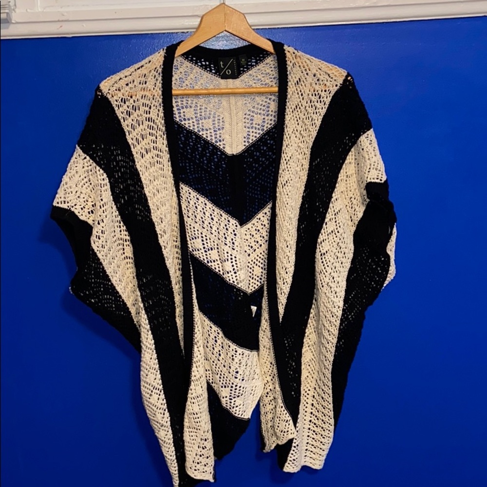 Open sweater black and white striped